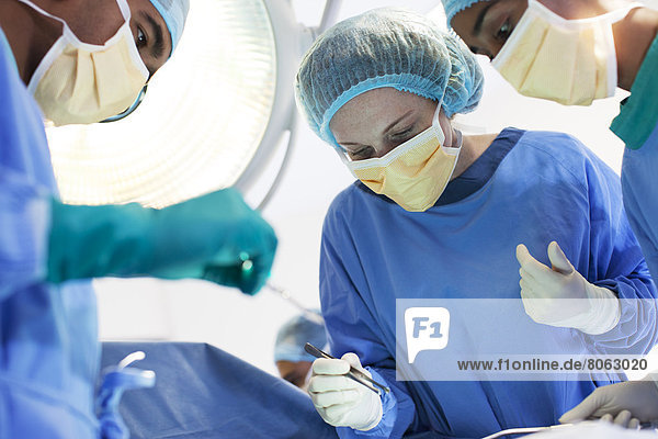 Chirurgen  die im Operationssaal arbeiten