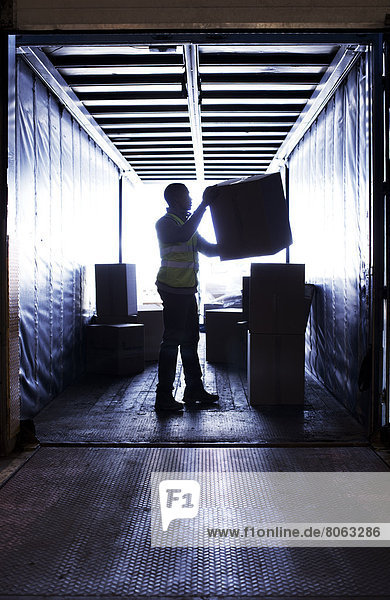 Arbeiter-Stapelboxen im Transporter