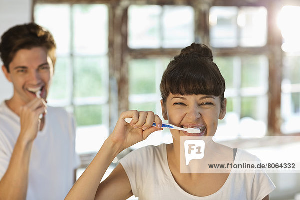 Paare putzen ihre Zähne zusammen.