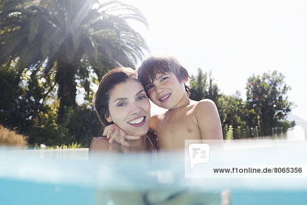 Mutter mit Sohn im Schwimmbad