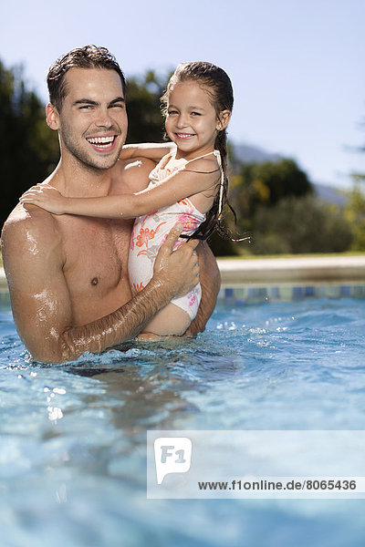 Vater mit Tochter im Schwimmbad