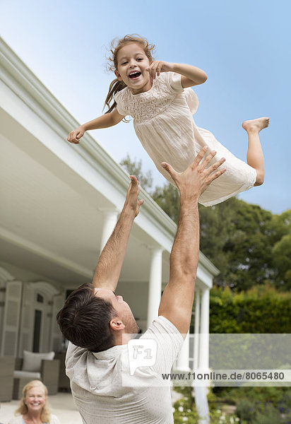 Vater und Tochter spielen außerhalb des Hauses
