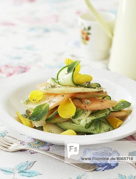 Gemüsesalat mit Rosenblüten und Minze