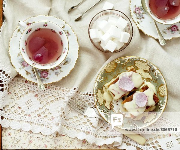 Mandelkuchen mit Rosenblüten und Zuckerguss  Rosentee  Zuckerwürfel