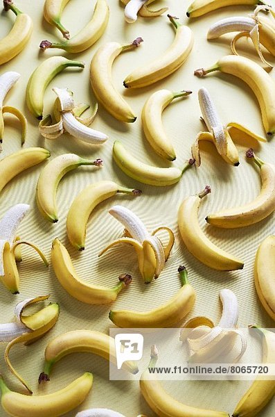 Viele Bananen  ganz und teilweise geschält