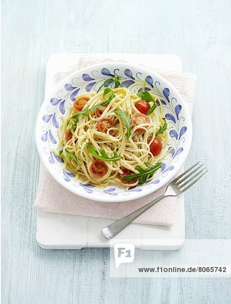 Linguine mit Tomaten und Rucola