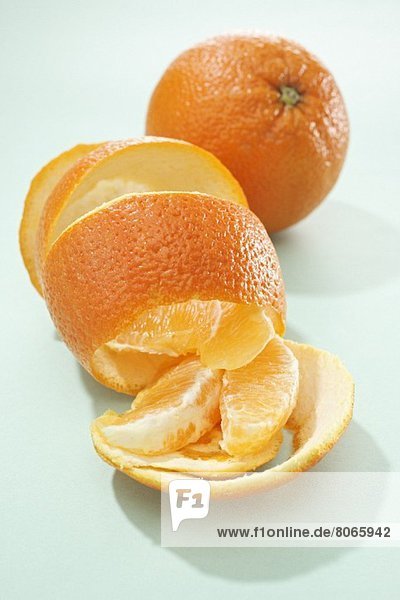 Orange  Orangenschale und Orangenspalten