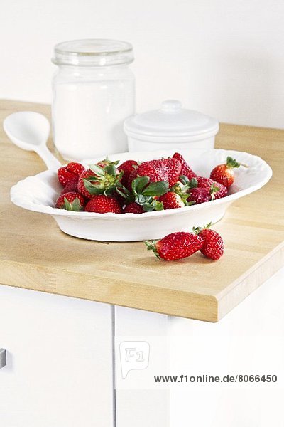 Frische Erdbeeren in weissem Porzellanteller