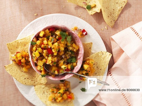 Pfirsichsalsa und Tortillachips