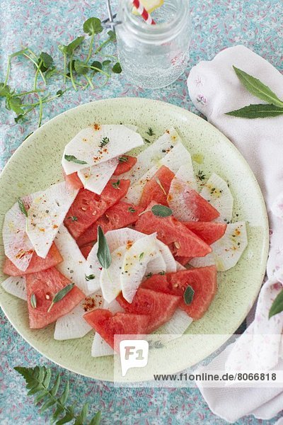 Wassermelonen-Radieschen-Salat mit frischem Salbei