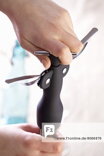 Weinflasche mit Korkenzieher öffnen