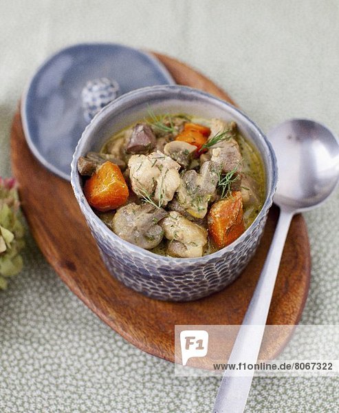 Curry-Puten-Eintopf mit Champignons und Karotten