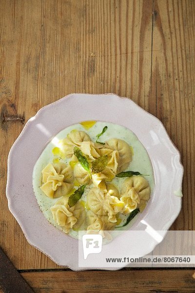 Fiocchi (Teigtasche) mit Gorgonzola-Birnen-Füllung auf Kräutersauce