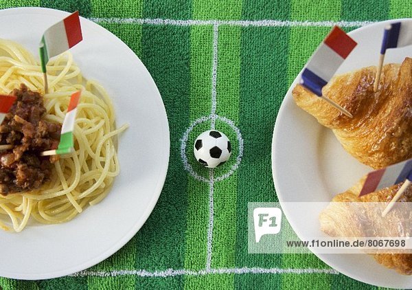 Spaghetti (Italien) & Croissants (Frankreich) mit Fussballdeko