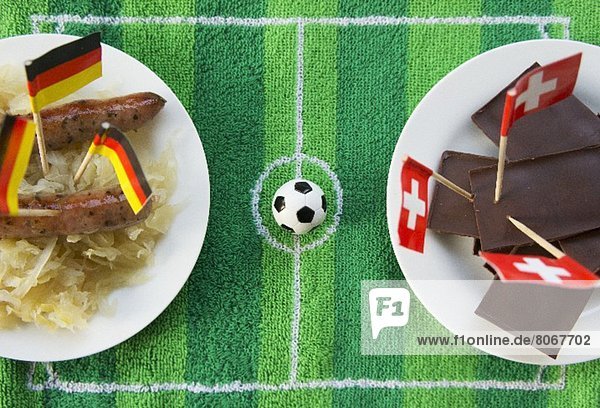 Würstchen mit Kraut (Deutschland) & Schokolade (Schweiz) mit Fussballbdeko