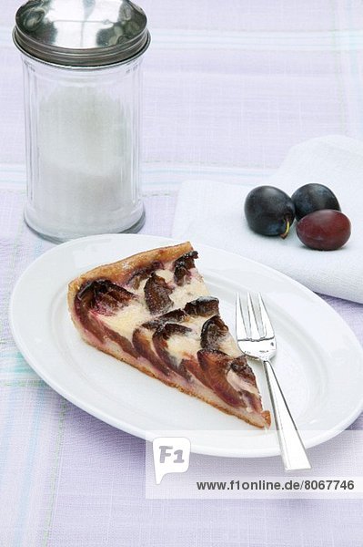 Cheesecake with plums