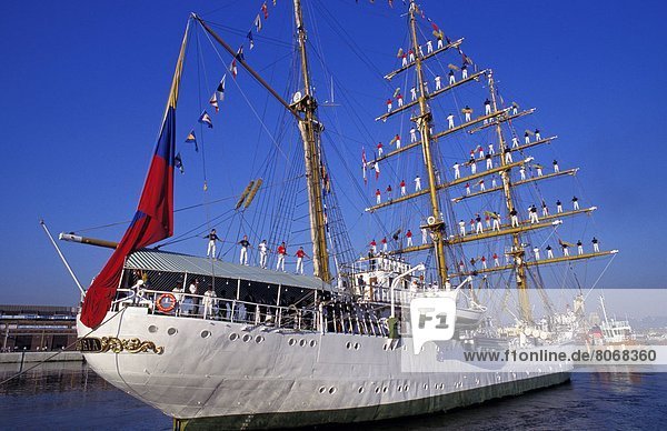 Segeln  Schiffsmast  Mast  Schiff  sprechen  Menschen im Hintergrund  Hintergrundperson  Hintergrundpersonen  Kolumbien  alt  Rouen