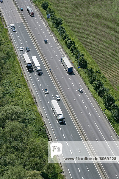 zwischen  inmitten  mitten  Frankreich  über  Bundesstraße  Schwierigkeit  Ansicht  Autobahn  Luftbild  Fernsehantenne  verkehrsreich