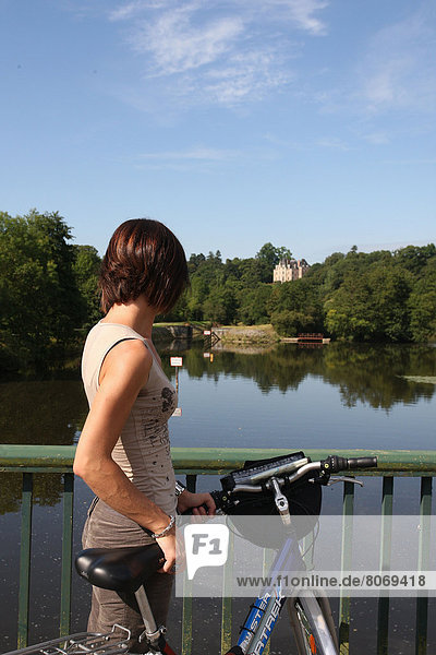 Frau  Palast  Schloß  Schlösser  strecken  Brücke  Fluss  Menschen im Hintergrund  Hintergrundperson  Hintergrundpersonen