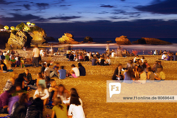 Mensch  Urlaub  Menschen  Strand  Menschengruppe  Menschengruppen  Gruppe  Gruppen  Tourist  jung  groß  großes  großer  große  großen  Biarritz  Dämmerung