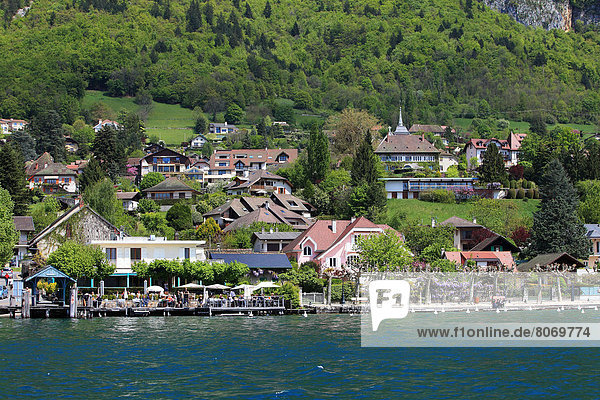 'Menthon-Saint-Bernard (74) : pontoons on the shore of Lake Annecy along the ''Promenade d'Orlye'''