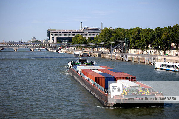 Paris (75): Container ship  barge  container ship on the River Seine