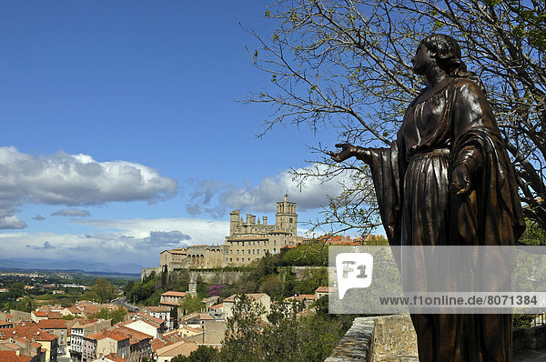 'View of the city of Beziers (34) : statue of the Virgin and Beziers Cathedral (''Cathedrale Saint-Nazaire-et-Saint-Celse de Beziers'')'