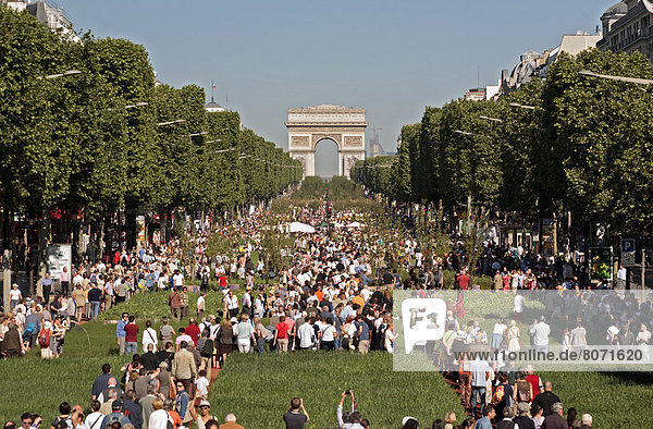 'Champs-Elysees avenue goes green in Paris on May 23 and 24  2010. Event organized by young farmers and exceptional creation by artist Gad Weil (creator of street art) on the occasion of the International Biodiversity Day. The Champs Elysees Avenue and the ''Arc de Triomphe'' (Triumphal Arch) covered in vegetation. Crowd of tourists'