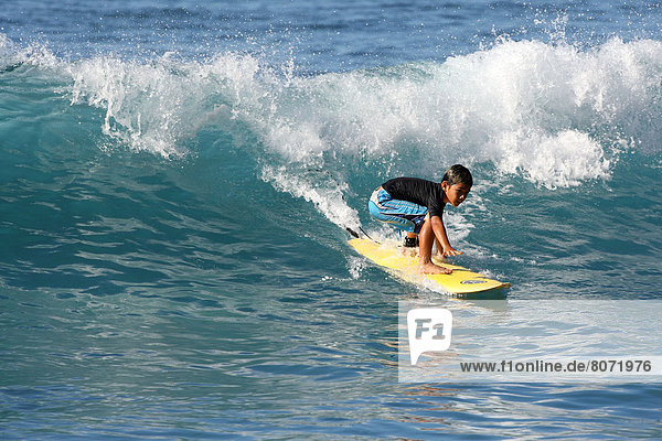 gelb Surfboard Wellenreiten surfen Wasserwelle Welle