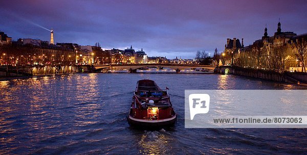 Segeln  Paris  Hauptstadt  sehen  Nacht  Brücke  Kunst  Fluss  Seine  Fußgänger  Containerschiff  Louvre