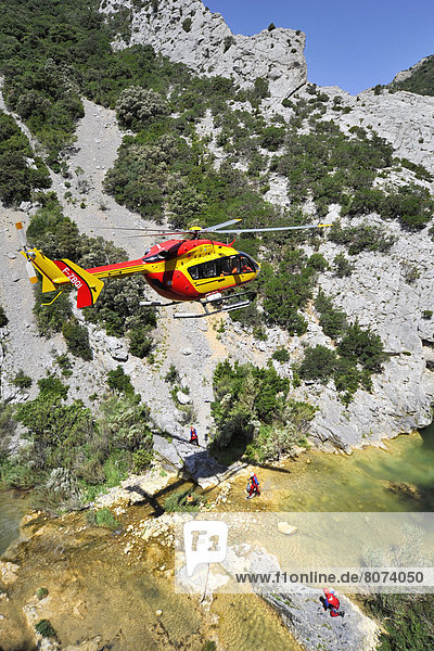 Rettung Landschaft Gefahr üben Notfall Unglück Hubschrauber Dienstleistungssektor Schlucht Karten austeilen