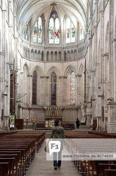 Frau  gehen  Kathedrale  innerhalb  jung  vorwärts  Mittelpunkt  Gotik  Kirchenschiff