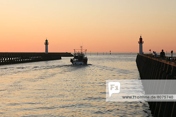 Hafen Sonnenuntergang Küste Boot Kai Urlaub angeln vorwärts Zimmer sprechen verlassen