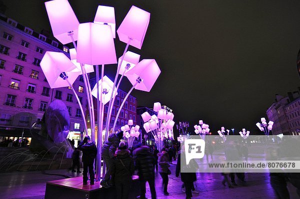 beleuchtet  Quadrat  Quadrate  quadratisch  quadratisches  quadratischer  Beleuchtung  Licht  installieren  Festival  Installation  Lyon  Platz