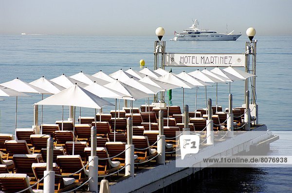 Frankreich Strand Regenschirm Schirm Küste Hotel Meer Yacht Liege Liegen Liegestuhl Cote d Azur Sonnenschirm Schirm Cannes Ponton