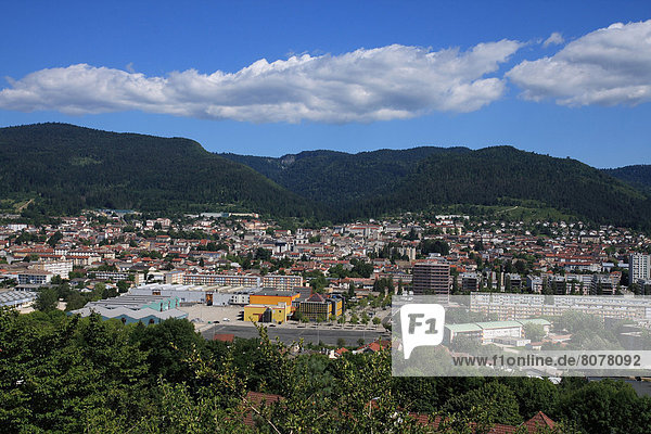 Oyonnax (01) : view of the city with mountains in the background