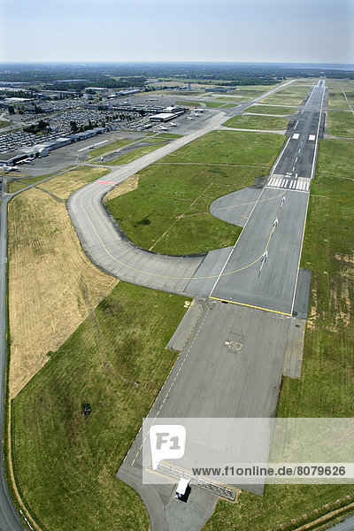 Rollbahn Flughafen Ansicht Nantes Luftbild Fernsehantenne