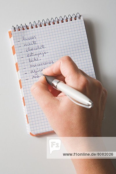 Frau  schreiben  weiß  Hintergrund  kaufen  Liste  Notizblock