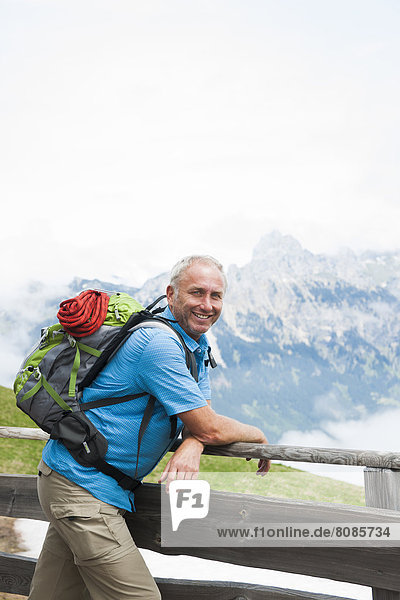 Wanderer auf der Gundhütte  Neunerköpfle  Allgäuer Alpen  Tannheimer Tal  Tirol  Österreich  Europa