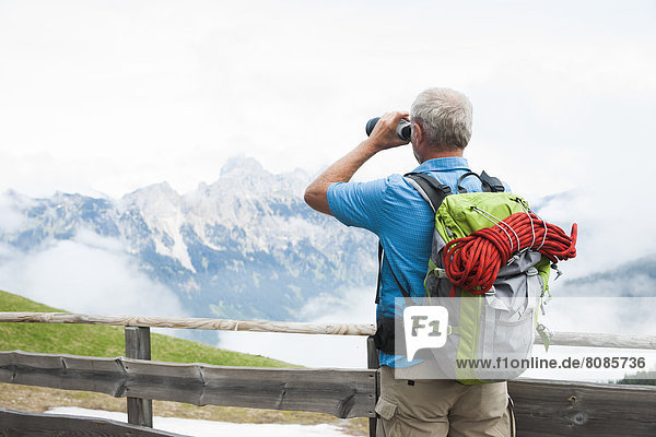 Wanderer mit Fernglas  Neunerköpfle  Allgäuer Alpen  Tannheimer Tal  Tirol  Österreich  Europa