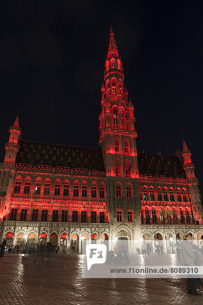 Rathaus Hotel de Ville  Grote Markt  Grand Place  illuminiert bei Nacht
