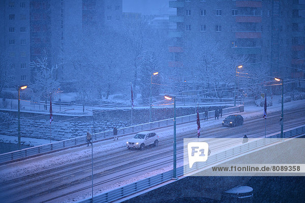 Heftige Schneefälle auf der Unibrücke bei Tagesanbruch