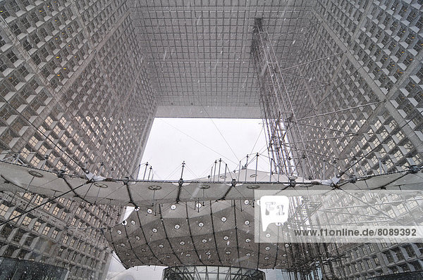 La Grande Arche de la Défense  Denkmal und Gebäude im heftigen Schneefall