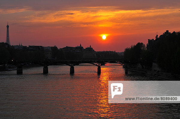 Die Brücke Pont des Arts bei Sonnenuntergang