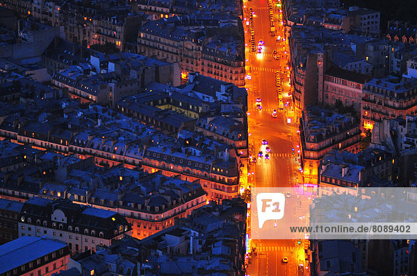 Ein Pariser Boulevard bei Einbruch der Dunkelheit  Abenddämmerung  von oben gesehen