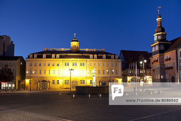 Beleuchtetes Eisenacher Stadtschloss und Eisenacher Rathaus am Marktplatz