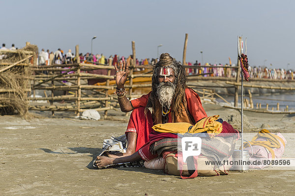 Shiva Sadhu  heiliger Mann  sitzt am Sangam  dem Zusammenfluss von Ganges  Yamuna und Saraswati  während der Kumbh Mela