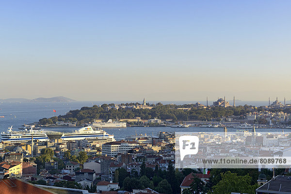 über Restaurant Palast Schloß Schlösser blau Ansicht Bosporus Ortsteil Goldenes Horn Moschee