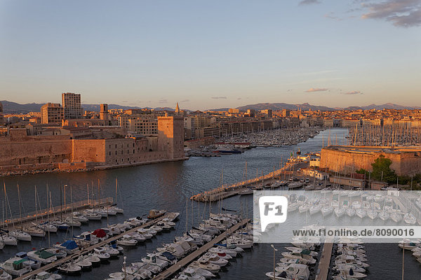 Einfahrt alter Hafen mit Fort Saint-Jean links und Fort Saint-Nicolas rechts Abendstimmung