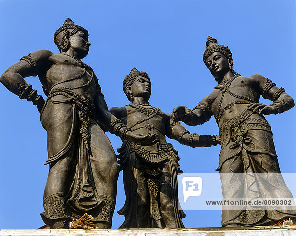 Denkmal der drei Könige vor dem Kunst- und Kulturzentrum  die Statue zeigt König Mengrai  den Gründer von Chiang Mai  mit Ramkhamhaeng von Sukhothai und Ngam Muang von Phayao